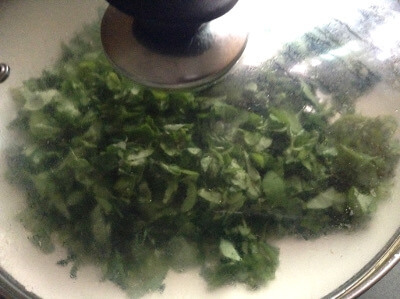cooking chopped methi 400x299 39