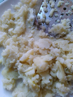 xmashing boiled potatoes for aloo tikki 250x333.jpg.pagespeed.ic.3ltxbi19td