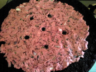 flattened beetroot akki rotti on tava 333x250