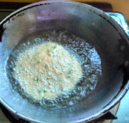 Methi poori recipe frying methi poori 262x250