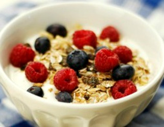 Benefits of eating breakfast oats,raisins,fruits and yoghurt