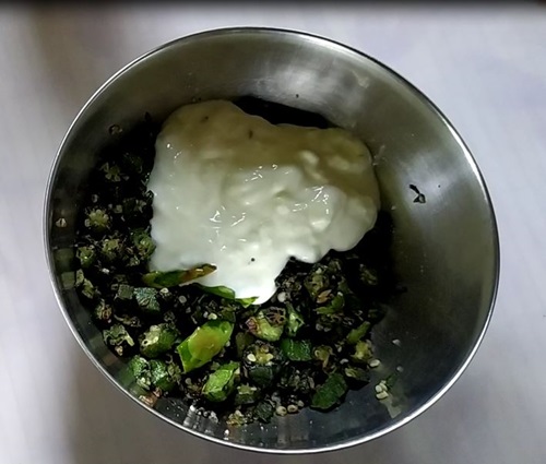 curd in mashed bhindi 500x425