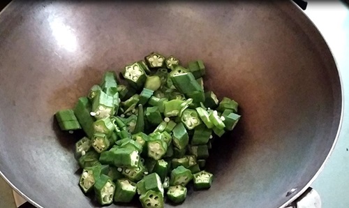 roasting okra bhindi 500x298