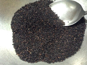 Chigli unde Black til laddoo recipe roasting black til sesame seeds 335x250