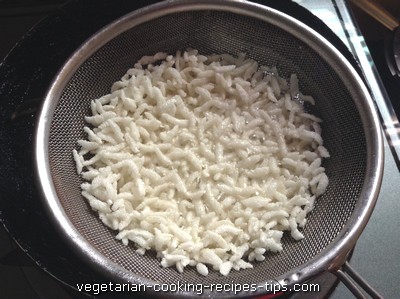 draining poha 400x299