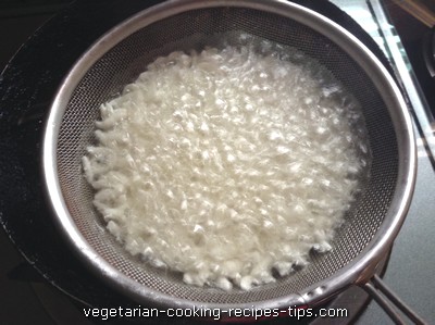 frying poha 400x299