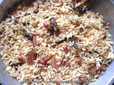 mixing fried poha chivda 400x299
