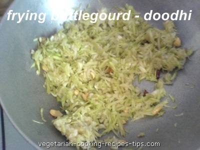 frying grated doodhi 400x300