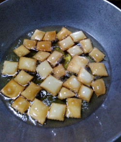 Sweet Shankarpale Shakkarpare frying shankarpale 250x293